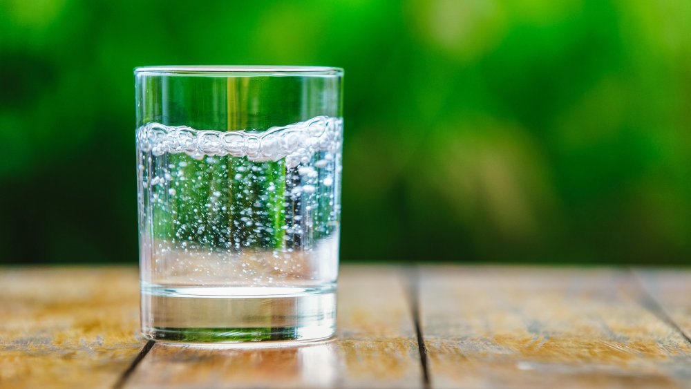 bruisend water in glas op tafel