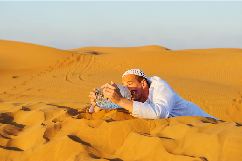dorstige man in woestijn