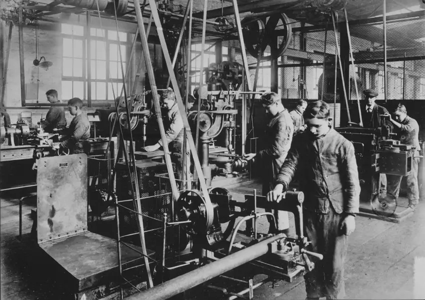 harder werkers in een fabriek in 1900