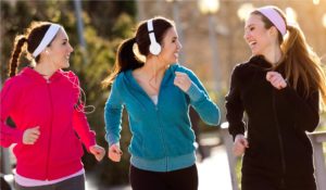 vrouwen die samen sporten en endorfine verhogen