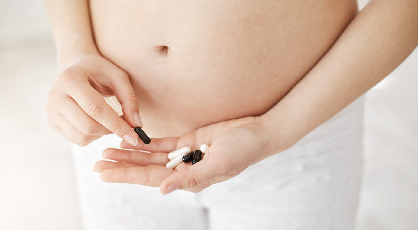 zwangere vrouw met melatoninepillen in haar handen