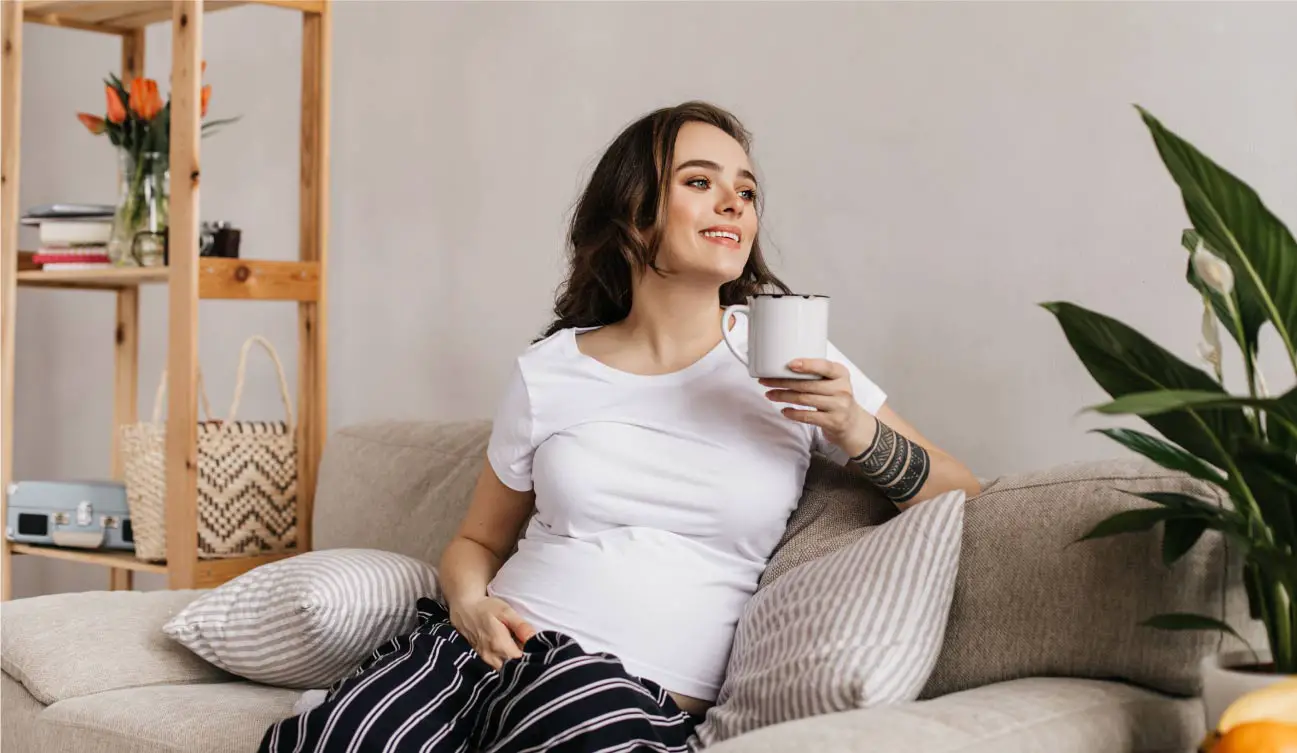 zwangere vrouw met thee