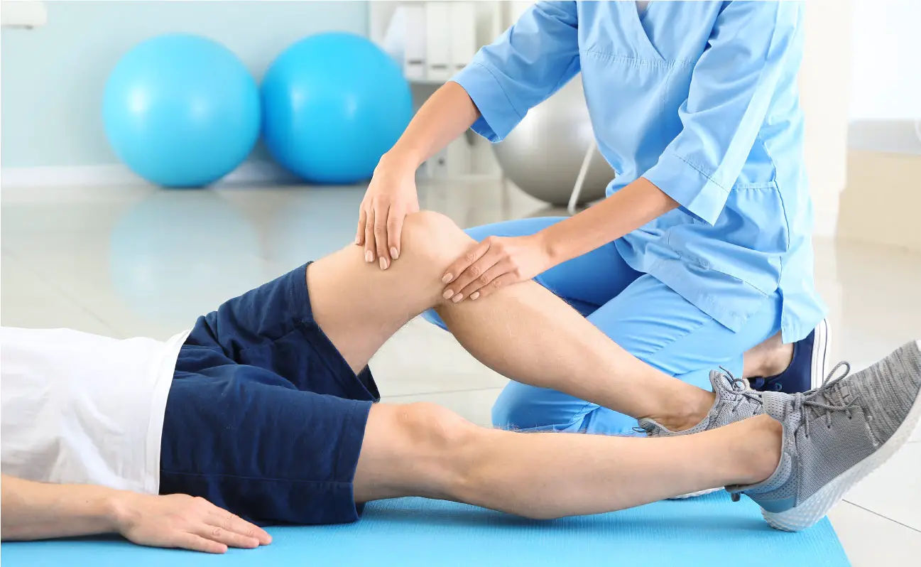 therapeut geeft massage aan patiënt