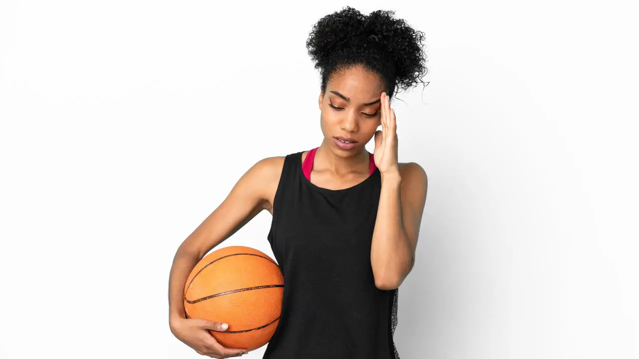 jonge vrouw hoofdpijn na sport