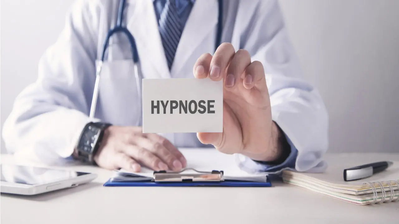 dokter met kaartje hypnose
