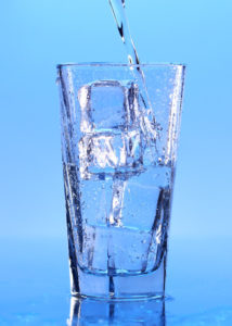 glas ijswater koud water