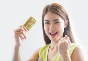 vrouw heeft anticonceptie pilstrip vast