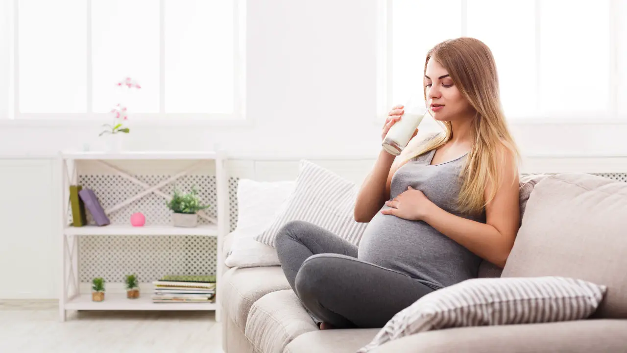 zwangere vrouw drinkt sojamelk