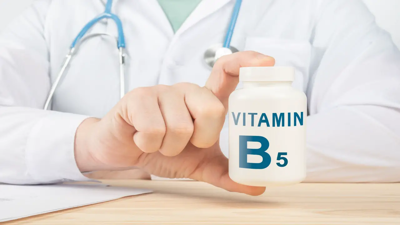dokter houdt potje met vitamine B5 vast