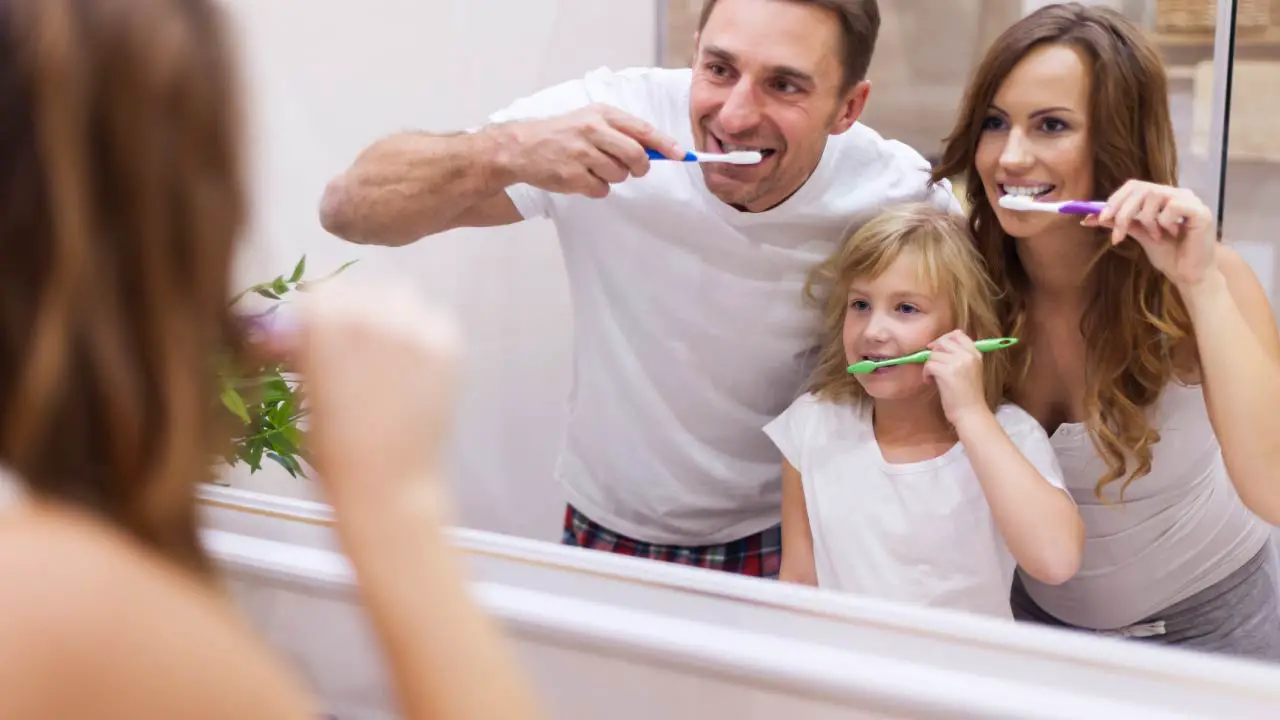 familie poetst tanden