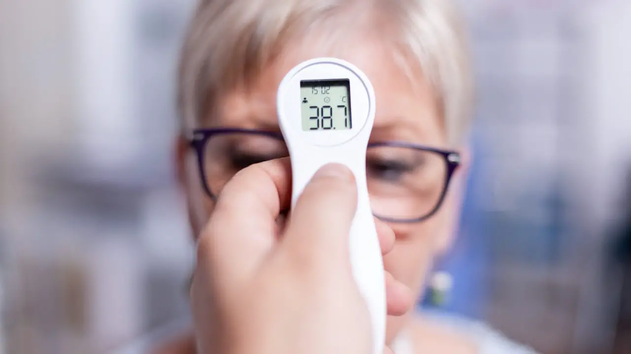 infrarood thermometer op vrouw