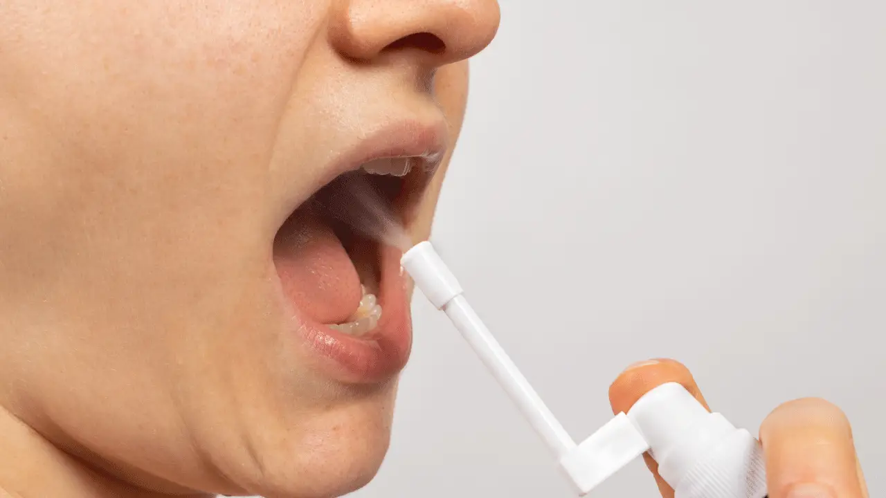 vrouw vitamine d spray in mond