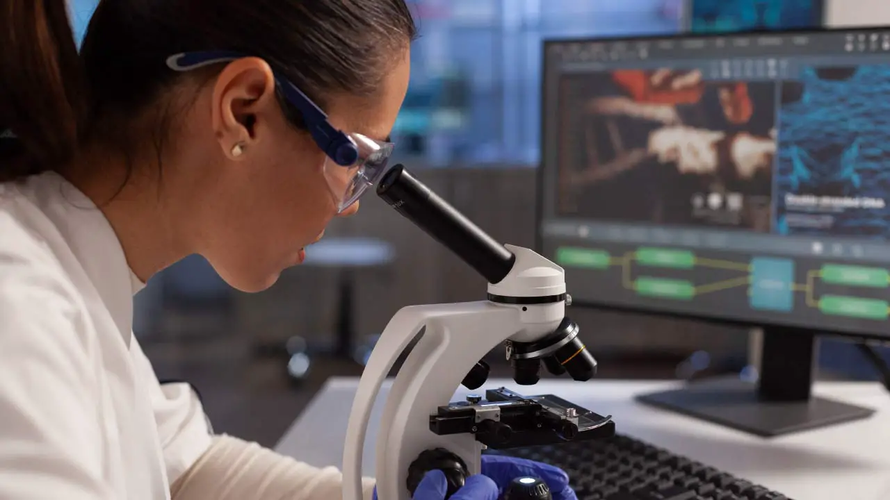 vrouwelijke wetenschapper kijkt door microscoop