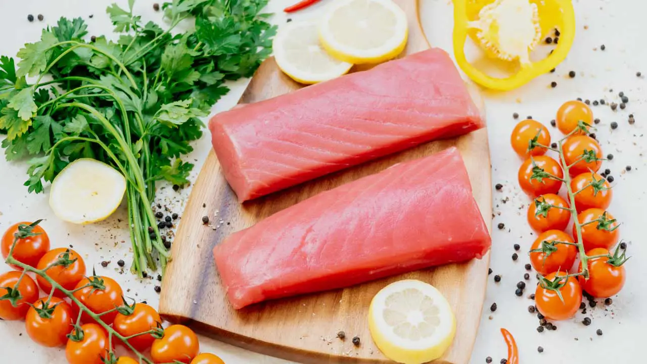 rauwe tonijn op plankje