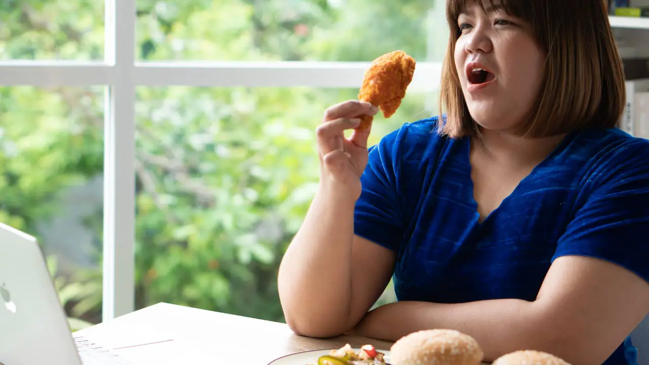 vrouw met overgewicht eet ongezond