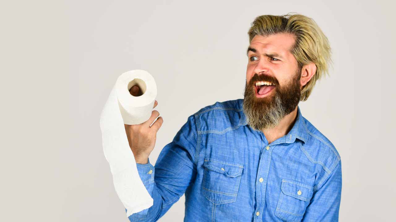 man kijkt naar rol toilet papier