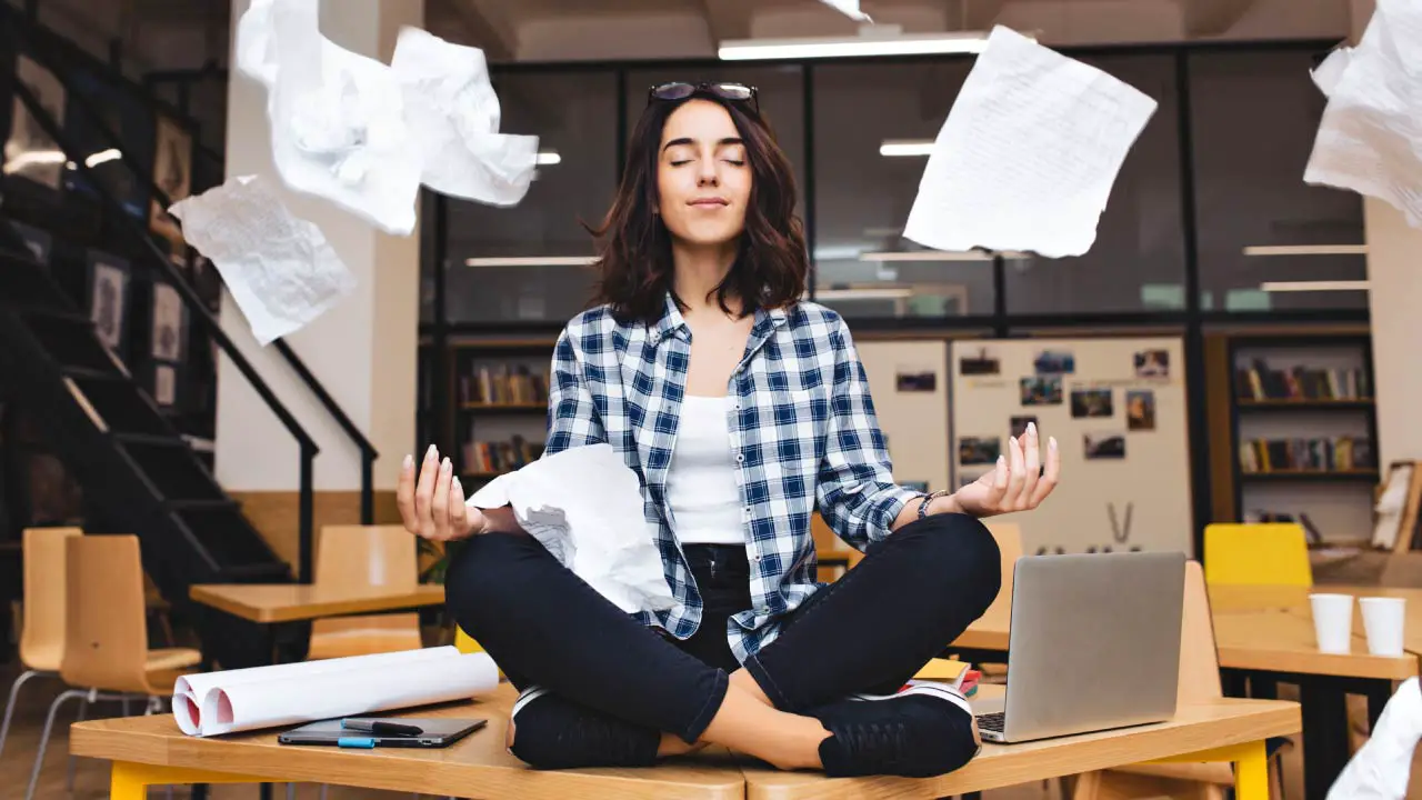 vrouw mediteert op kantoor