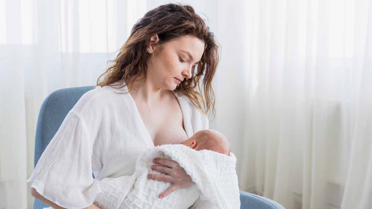 vrouw geeft baby borstvoeding