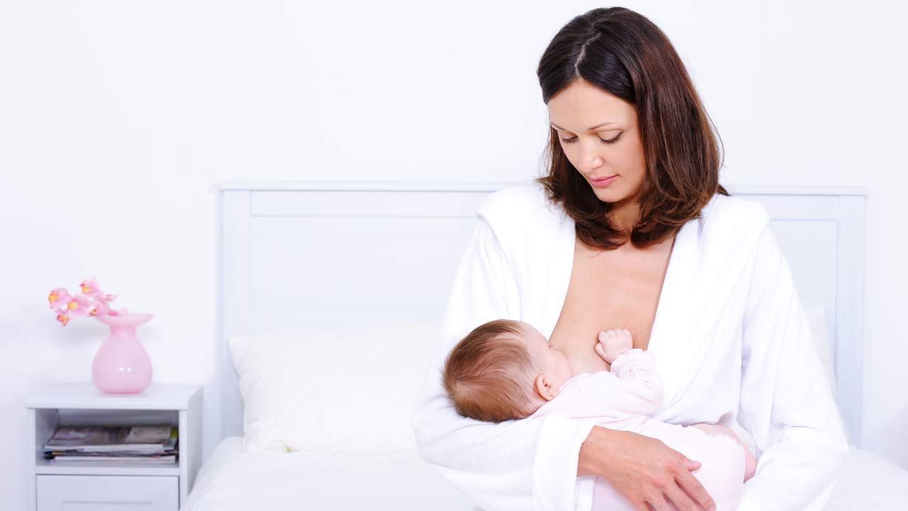 moeder geeft borstvoeding vooraanzicht