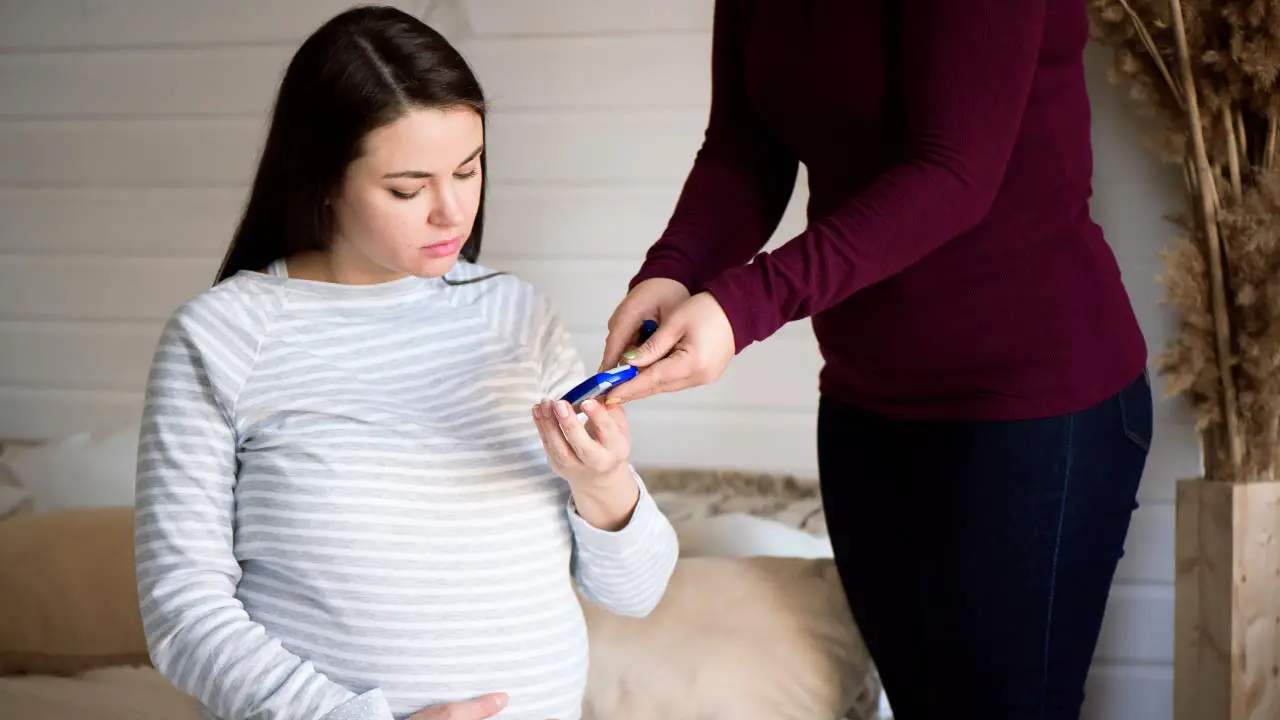 zwangere-vrouw-controleert-bloedsuiker