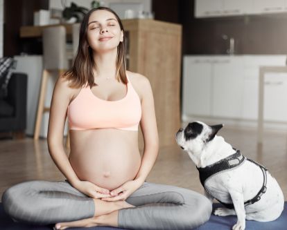 zwangere vrouw visualiseert postiviteit