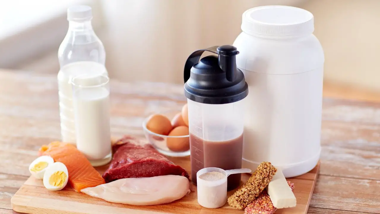 tafel met eiwitrijke producten zoals vlees, vis, melk en eieren