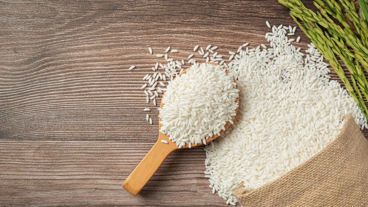 een tafel met een zak rijst en een grote lepel rijst