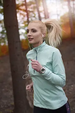 jonge vrouw hardlopen in bos