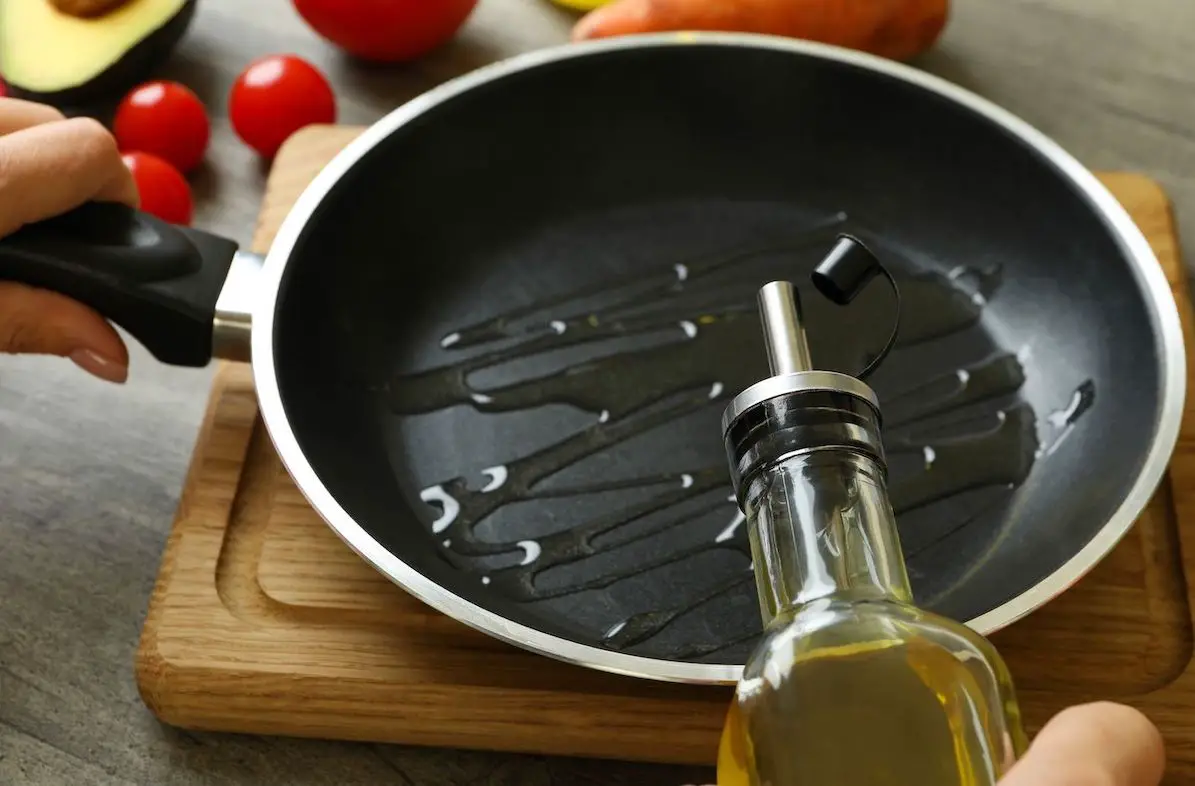 olijfolie wordt in een pan gedaan in de keuken