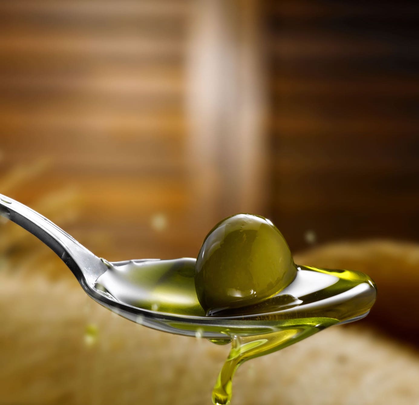 lepel met een olijf en olijfolie