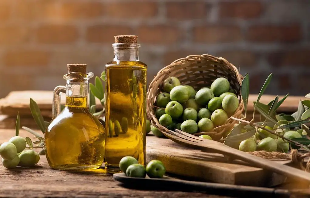 olijven en flessen olijfolie op houten tafel