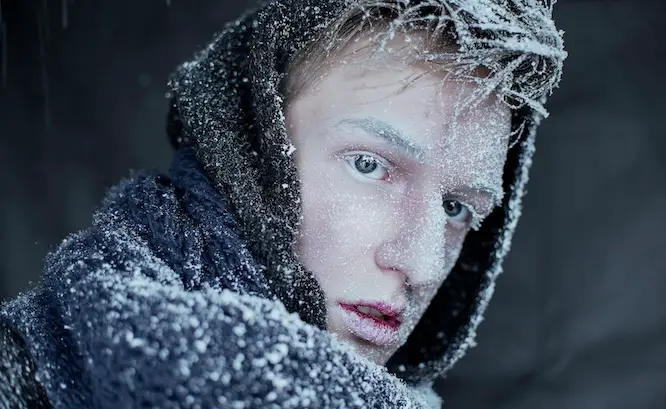 jonge man winter gezicht bevroren