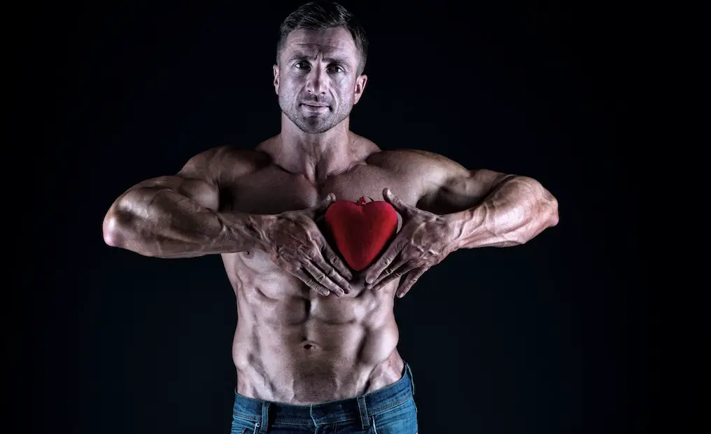 bodybuilder houdt hart knuffel vast