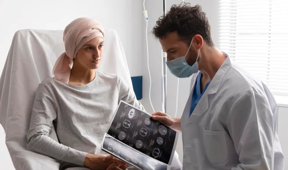 oncoloog met kankerpatient aan ziekenhuisbed