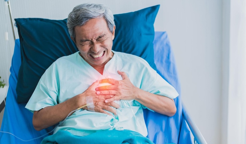 oudere man heeft een hartaanval in ziekenhuisbed