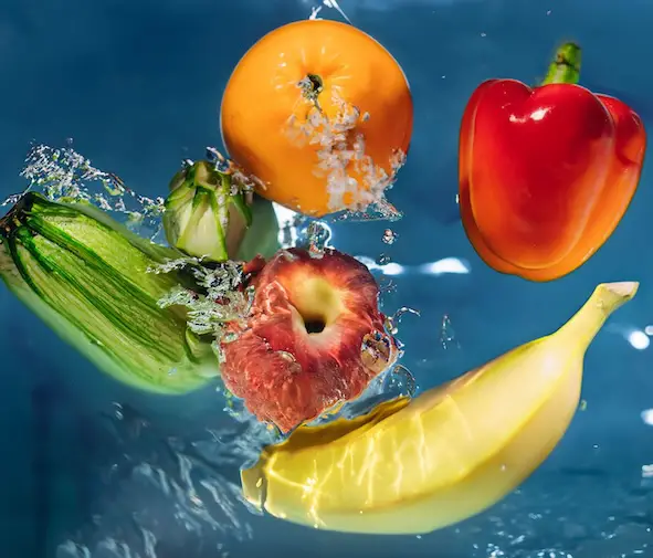 vruchten en groenten in water