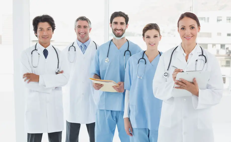 groepsfoto van mannelijke en vrouwelijke artsen in ziekenhuis