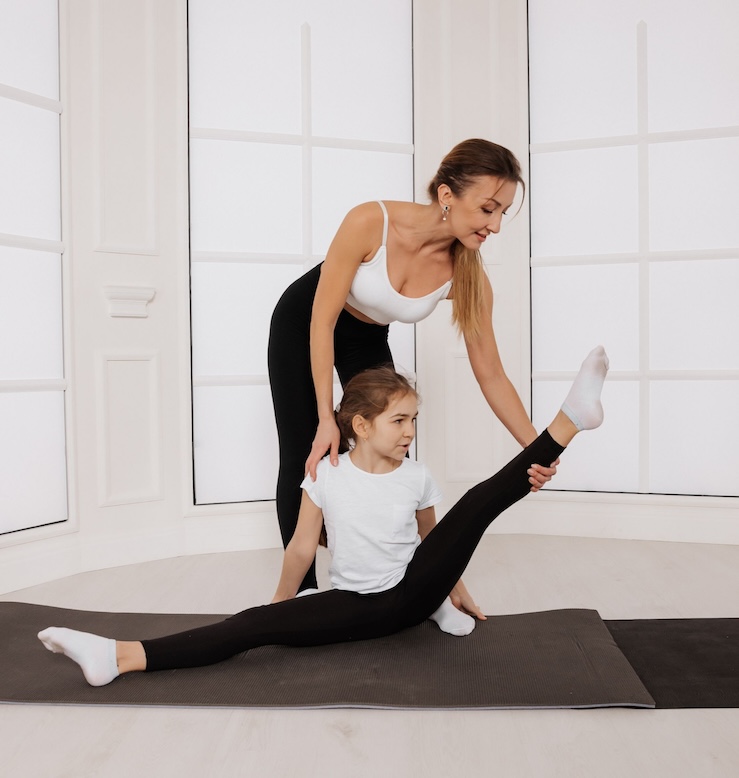 moeder en kind doen flexibiliteitsoefening